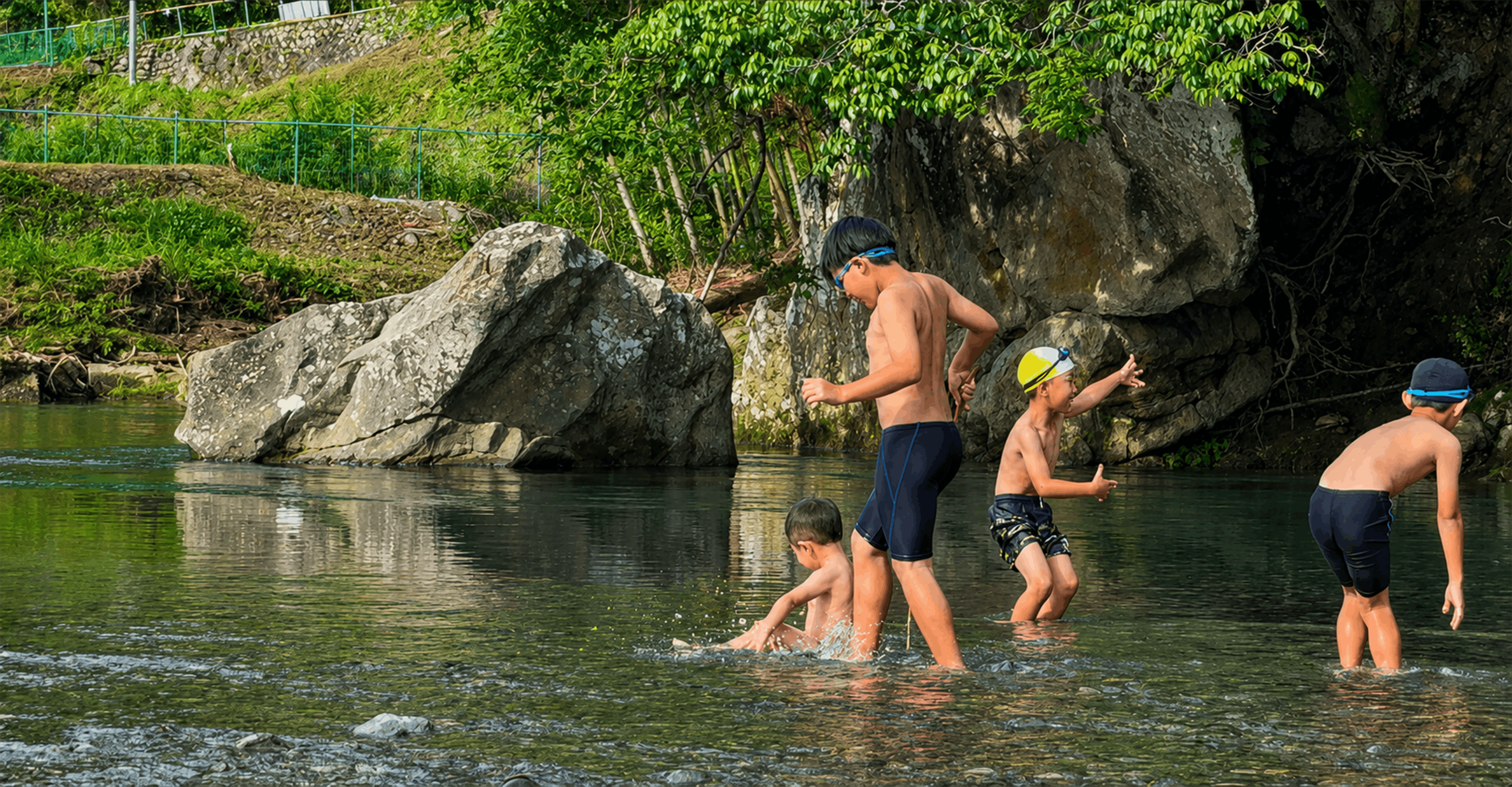 中辺路の清流で川遊びをする子どもたち