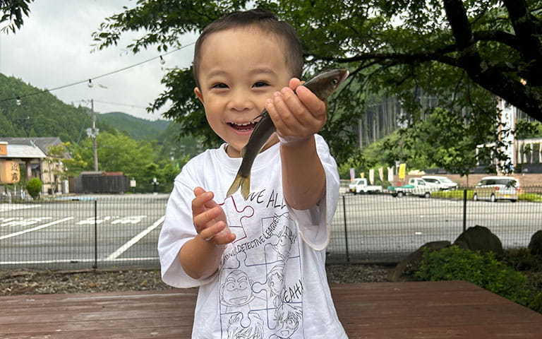 鮎つかみ取り体験